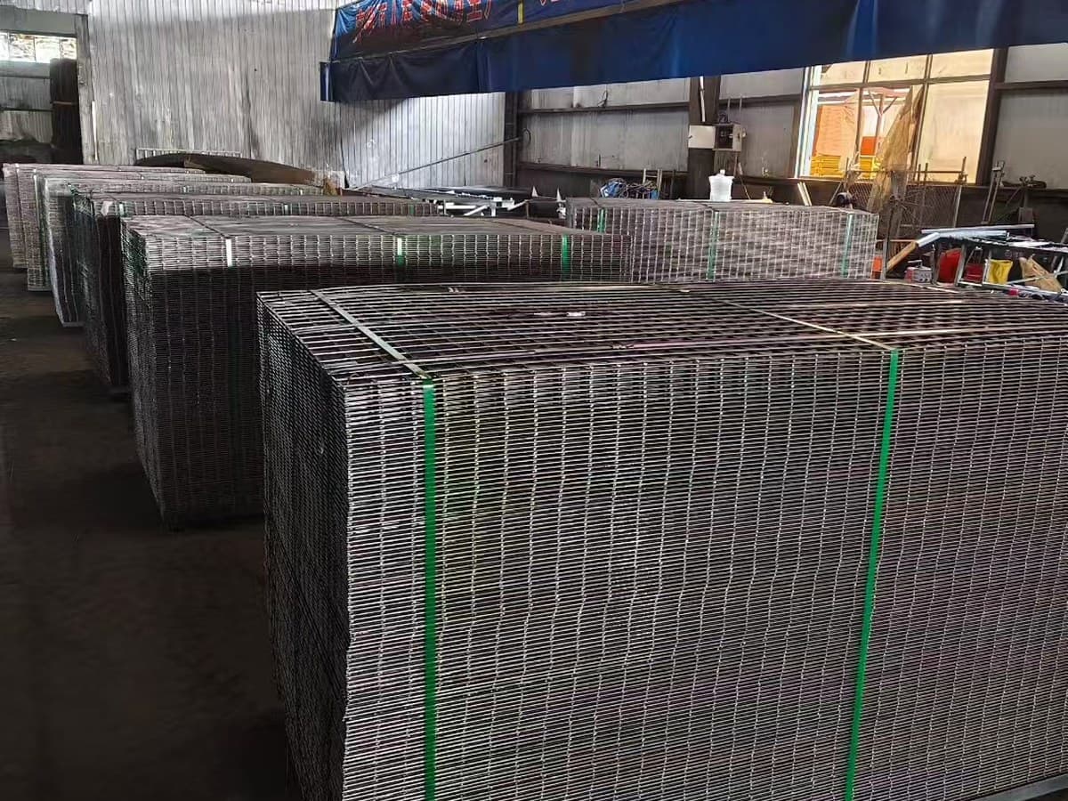 Stacked welded wire panels