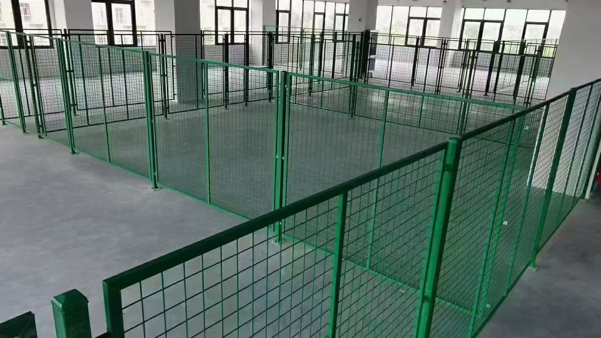 Wire mesh production and separation panels in a BOHANG workshop
