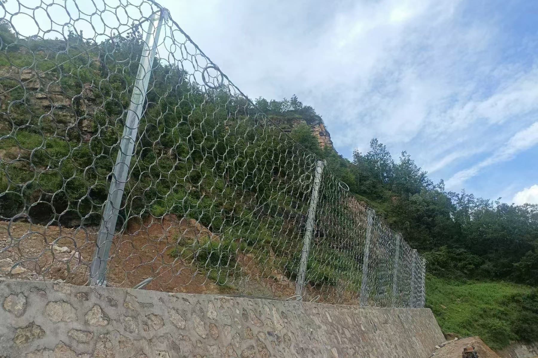 Reference photograph for Drainage-channel gabion slope protection