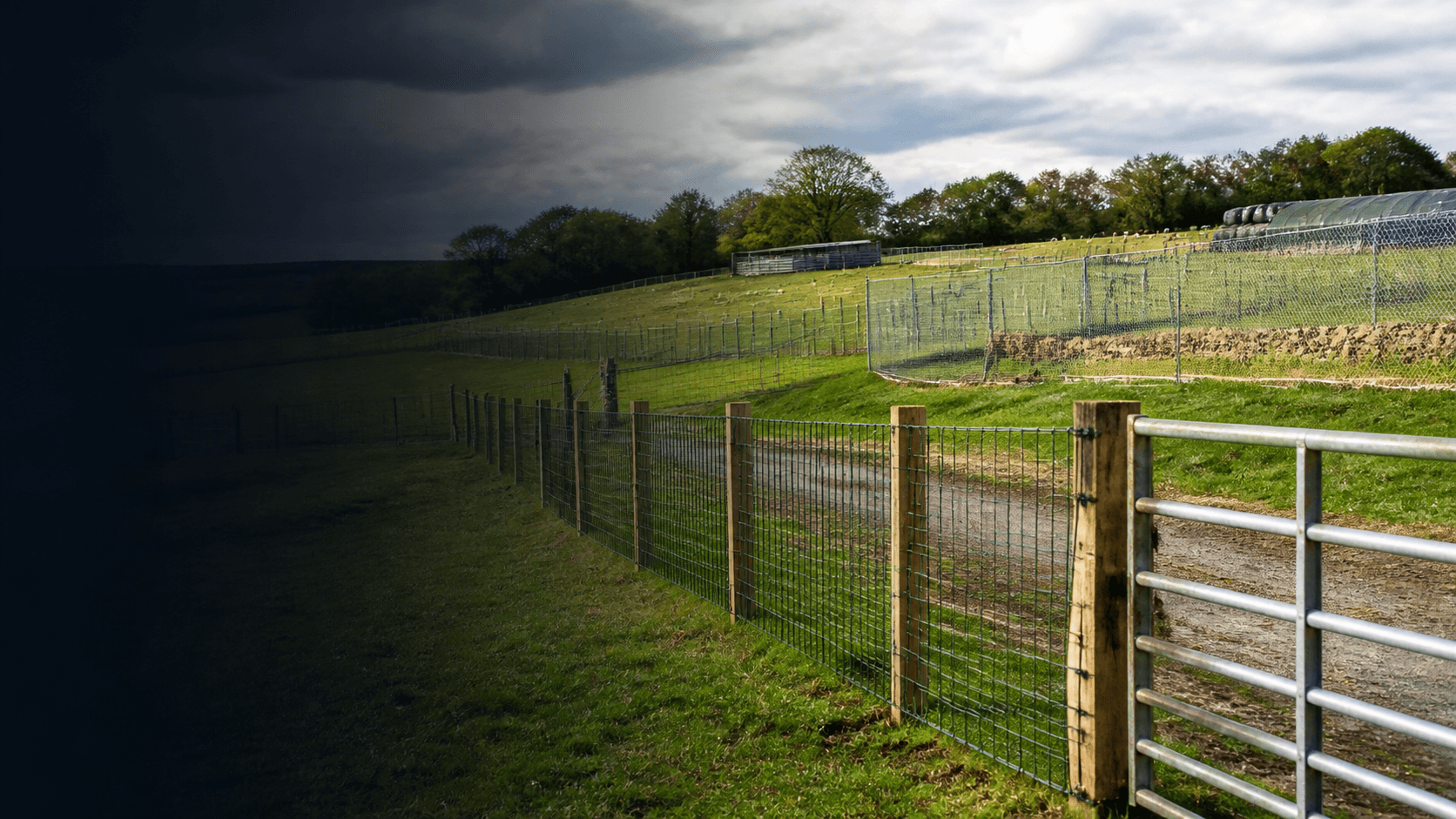 Reference livestock enclosure using coated wire fencing