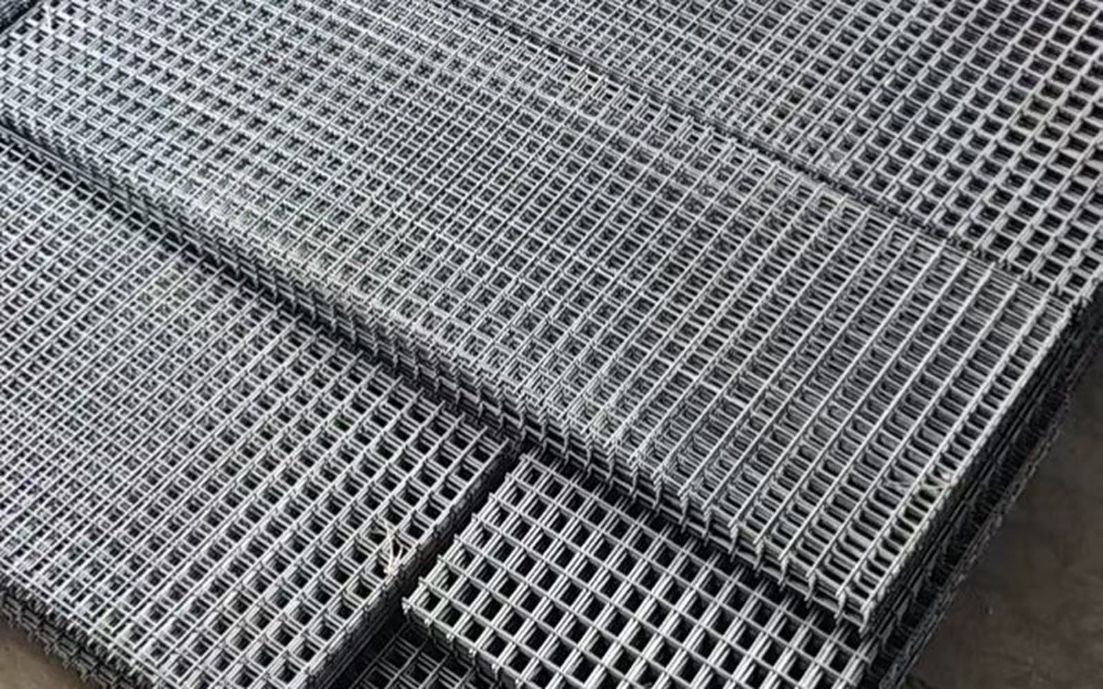 Uniform welded mesh opening and wire pattern