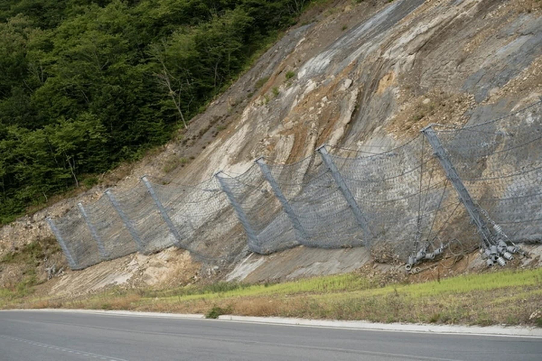 Reference photograph for Drainage-channel gabion slope protection